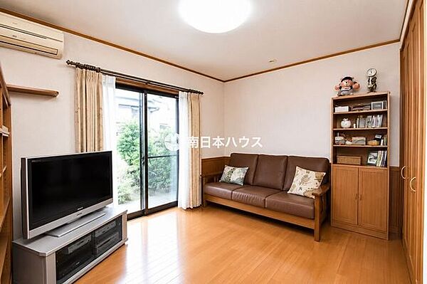 大きな窓から光が入る明るい洋室。収納も備え、寝室や趣味の部屋として使いやすい空間です。