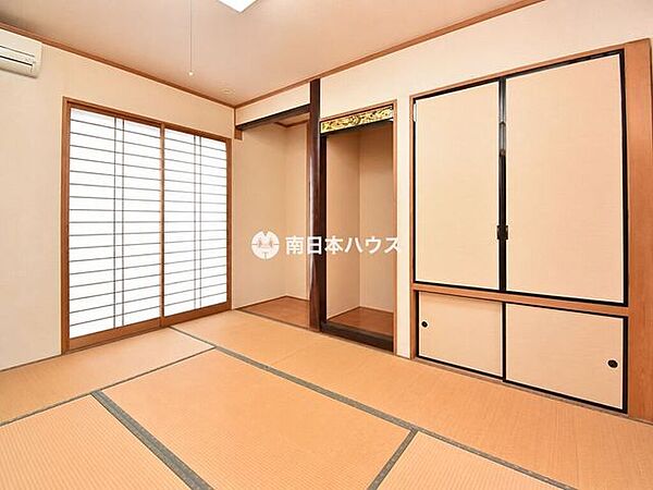 床の間付きの落ち着いた和室。客間やくつろぎの空間として重宝します。