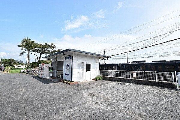 JR五位野駅指宿枕崎線の駅。周辺に平川動物園があることからコアラがマスコットキャラクラーになっています。一日の乗車人員は2020年統計で312人となっています。 640m