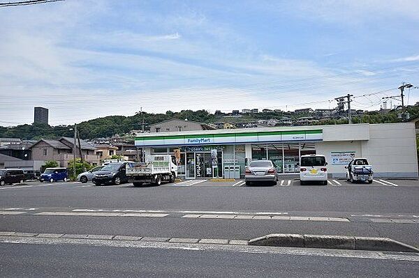 ファミリーマート森山団地入口店【ファミリーマート森山団地入口店】鹿児島市宇宿8丁目にあるコンビニです。設備　駐車場、鹿児島銀行ATM、マルチコピー、イートイン、Wi-Fi、多目的トイレ、た 720m