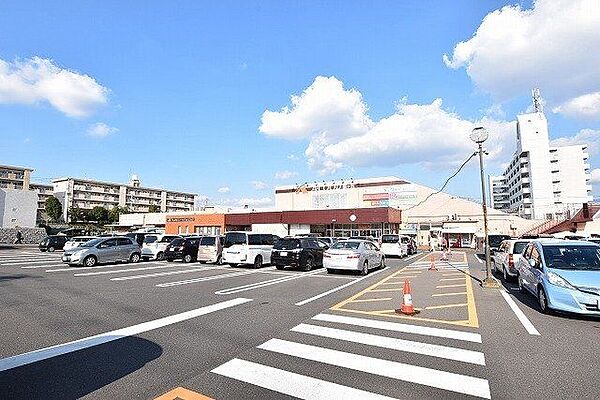 Aコープ桜ヶ丘店Aコープ鹿児島は、暮らしに「安心」「安全」あなたのやさしさ応援します。がキャッチフレーズで地域の方々が日常良く利用されるスーパーです。桜ヶ丘の中心地にあります。 1260m