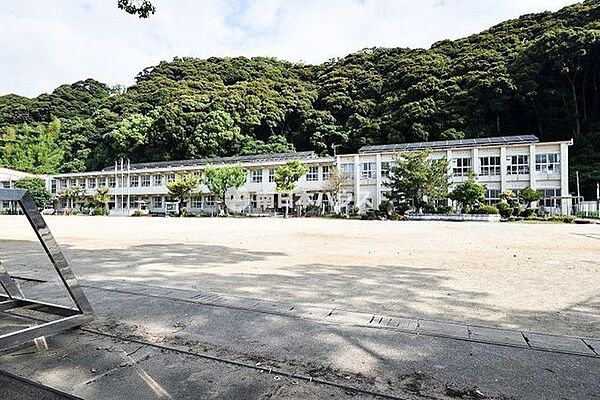 喜入小学校【鹿児島市立喜入小学校】は、喜入町に位置する1869年創立の小学校です。令和4年度の生徒数は245人で、11クラスあります。校訓は「至誠」です。 730m