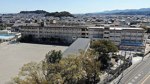 中山小学校【鹿児島市立中山小学校】は、中山2丁目に位置する1865年創立の小学校です。令和4年度の生徒数は1477人で、59クラスあります。校訓は「やさしく　かしこく　つよく」です。 470m