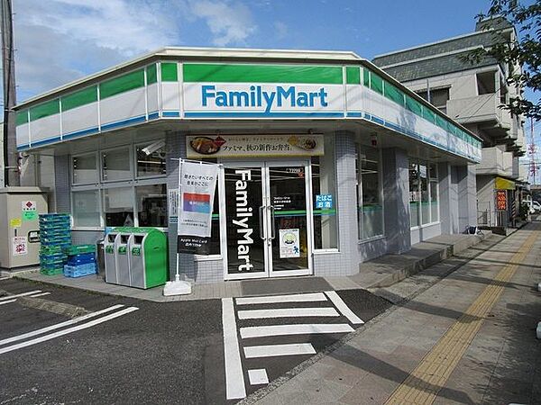 ファミリーマート紫原中学校前店【ファミリーマート紫原中学校前店】鹿児島市紫原6丁目にあるコンビニです。サービス・設備　駐車場、イートインスペース、鹿児島銀行ATM、コピー、FAX、Wi-F 530m