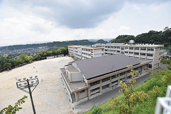 広木小学校【鹿児島市立広木小学校】は、広木1丁目に位置する1965年創立の小学校です。令和4年度の生徒数は674人で、30クラスあります。校訓は「つよく　かしこく　心豊かな子」です。 280m