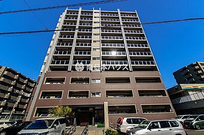 外観：建物正面の外観。上品な色合いと端正なフォルムが印象的なレジデンスです。