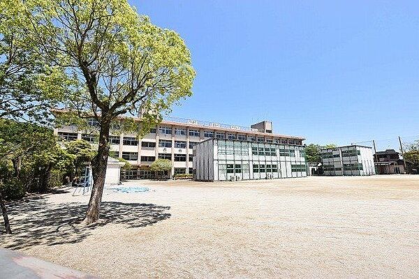 西谷山小学校【鹿児島市立西谷山小学校】は、上福元町に位置する1978年創立の小学校です。令和4年度の生徒数は950人で、37クラスあります。校訓は「自ら学ぶ　つよく　正しく　やさしく　～　※一部抜…