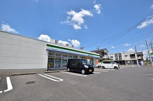 ファミリーマート桜ヶ丘五丁目店【ファミリーマート桜ヶ丘五丁目店】は、鹿児島市桜ヶ丘五丁目34番5に位置する桜ヶ丘中央交差点近くのコンビニエンスストアです。駐車場有、店内には鹿児島銀行のATMがあり…