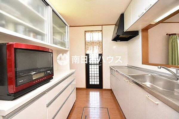 ゆとりある作業スペースを確保したキッチン。シンクと調理スペースが横一列にまとまり、毎日の調理をスムーズに行いやすい設計です。