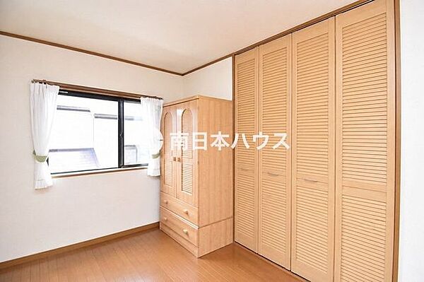 大容量のクローゼットを備えた洋室。衣類や荷物をまとめて収納でき、居室を広く使いやすい設計です。