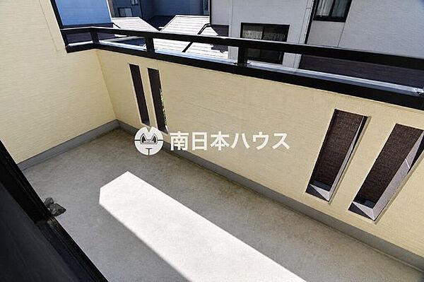 ゆとりのあるバルコニー。洗濯物を干すスペースとしてはもちろん、屋外空間としても活用できます。