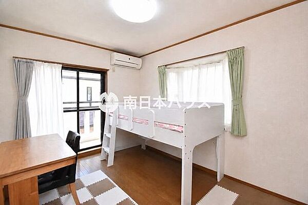 二面に窓を設けた明るい洋室。採光を確保しやすく、子ども部屋や個室として活用できます。