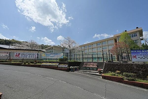 和田中学校【鹿児島市立和田中学校】は、和田2丁目に位置する1947年創立の中学校です。令和4年度の生徒数は729人で、22クラスあります。校訓は「敬愛・創造・錬磨」です。 1000m