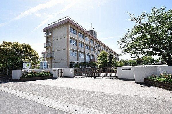 星峯西小学校【鹿児島市立星峯西小学校】は、鹿児島市星ヶ峯四丁目にある1980年創立の小学校です。令和4年度の生徒数は614人で、25クラスあります。校訓は「かしこく（知）なかよく（徳）たくましく（…