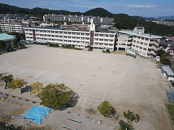宮川小学校【鹿児島市立宮川小学校】は、皇徳寺台4丁目に位置する1875年創立の小学校です。令和4年度の生徒数は321人で、13クラスあります。校訓は「やさしく　かしこく　たくましく」です。 160m