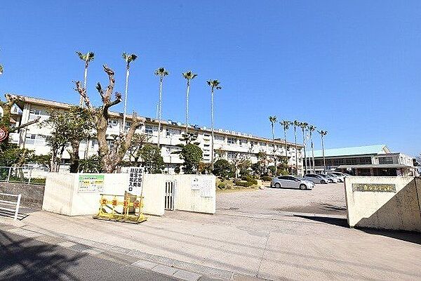東谷山小学校【鹿児島市立東谷山小学校】は、魚見町に位置する1969年創立の小学校です。令和4年度の生徒数は817人で、34クラスあります。校訓は「未来の子　豊かな子　英知の子」です。 100m