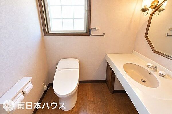ゆとりのあるカウンター一体型の手洗いを備えた2階トイレ。窓もあり、明るく清潔感のある空間です。