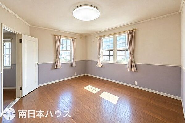 2面採光の明るい洋室。落ち着いた内装で、寝室や子ども部屋など幅広く活用できます。