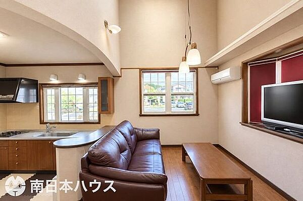 キッチンとのつながりが感じられるダイニング。開放感のある空間で家族との時間を楽しめます。