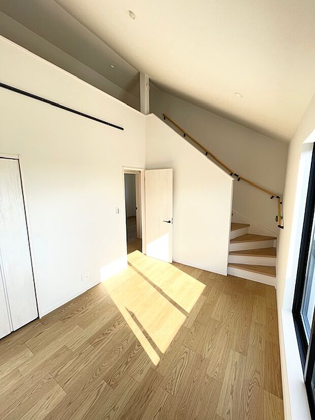 勾配天井が開放感を高める主寝室　階段でロフトまでらくらくアプローチできます