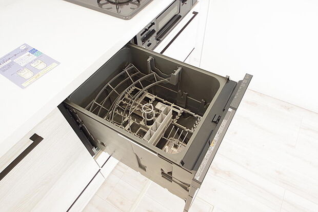 食器の出し入れがしやすいスライド収納タイプの食器洗い乾燥機です。また、節水効果にも優れています。