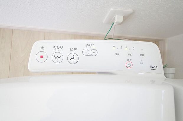 ウォシュレット機能　暖房便座は必需品です。１階　２階の両方のトイレに付いてます。