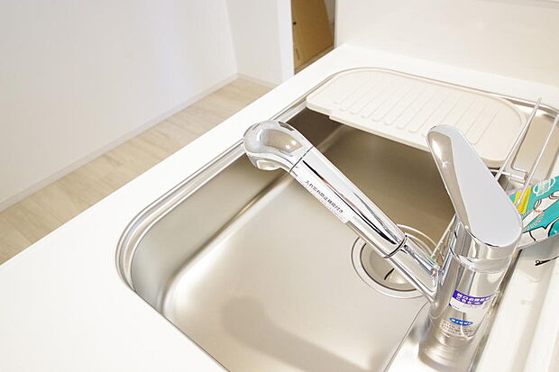 キッチンの水栓はホースが伸びますので、大きな鍋も楽に洗う事が出来ます。浄水器もビルトインです。