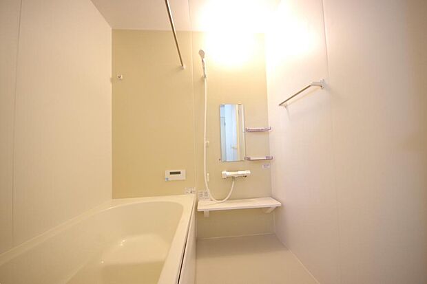 心地よい入浴タイムを追求した大きな浴槽とアクセントパネルで、より高級感が演出されます。