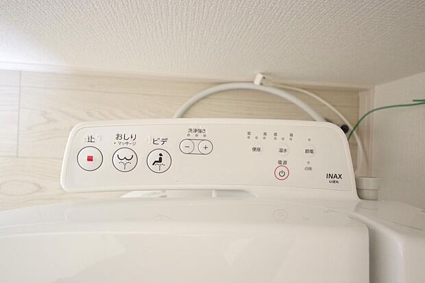 ウォシュレット機能　暖房便座は必需品です。１階　２階の両方のトイレに付いてます。