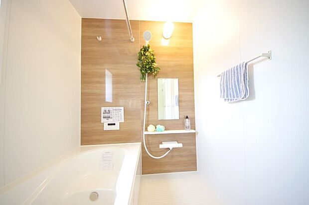 心地よい入浴タイムを追求した大きな浴槽とアクセントパネルで、より高級感が演出されます。