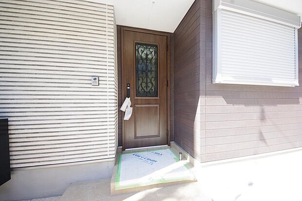 玄関はいわばその邸宅の顔です。だからこそ、迎賓のためにしつらえを細部まで施しました。