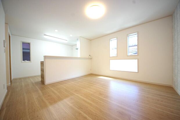 明るい陽光が差し込み開放的なリビング　ダイニングを演出し、ゆとりある空間はご満足いただけます。