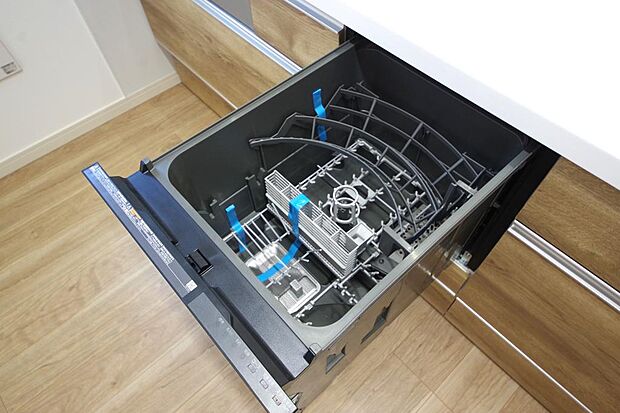 食器の出し入れがしやすいスライド収納タイプの食器洗い乾燥機です。また、節水効果にも優れています。