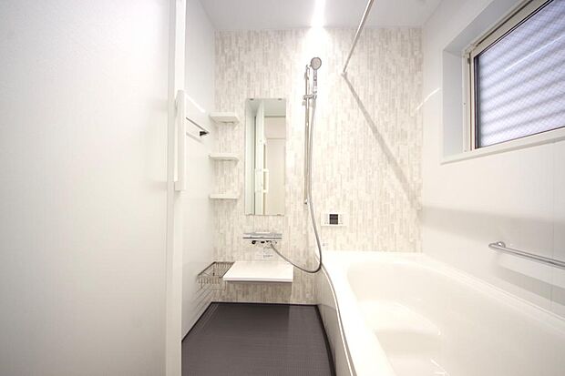 １日の疲れを癒す大切な場所です。追焚き機能も付いておりますので、帰りが遅くなっても安心できます。