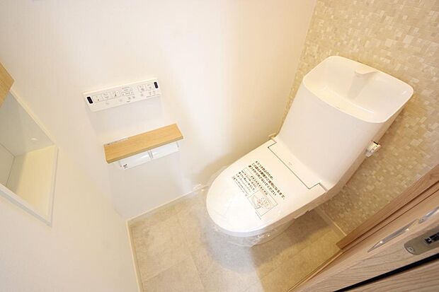 少ない水を有効に使って、汚れも効率よく洗浄します。便器は奥までふちのない掃除がしやすい形状です。