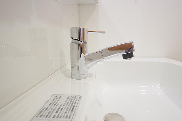 洗面台の給水口はホースが伸びるので朝シャン出来ます。シングルレバーでお湯の温度も楽々調整出来ます。
