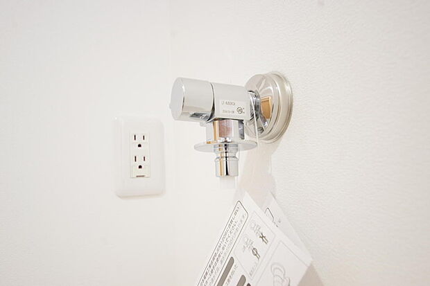 洗濯機用の給水口には蛇口ではなく、全自動洗濯機が設置できる専用の給水口が設置されております。