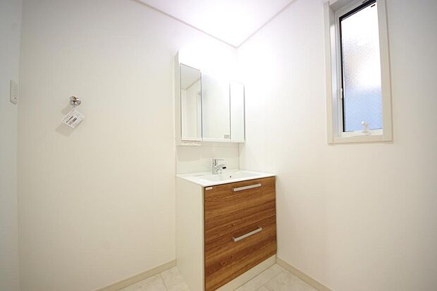 洗面台の給水口はホースが伸びるので朝シャン出来ます。シングルレバーでお湯の温度も楽々調整出来ます。