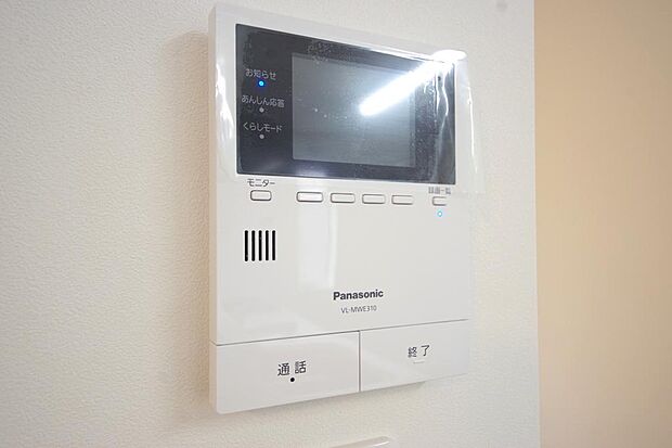 来訪者を映像と音声で確認可能なので、煩わしいセールスにも住戸内で対話可能です。