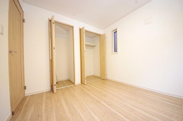 木の質感が優しい床材と豊富な収納が特徴的な、心に温かさを感じる内装です。