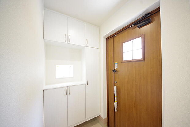 棚板が多く、沢山のの靴が収納可能。棚板は稼働可能ですのでブーツやヒールの高い靴も収納でき便利です。