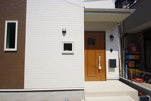 玄関はいわばその邸宅の顔です。だからこそ、迎賓のためにしつらえを細部まで施しました。