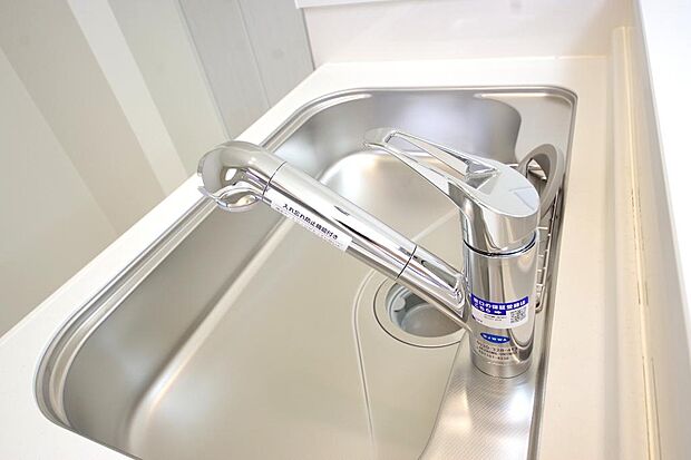 レバー操作一つで水量、温度も調節可能です。また、蛇口には浄水カートリッジも内蔵可能です。