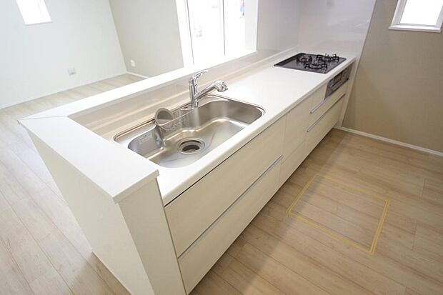 キッチンには耐久性が高く、お手入れも簡単で人工大理石トップを採用して、キッチンを優雅に演出しました。