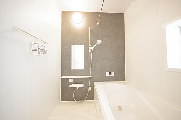 心地よい入浴タイムを追求した大きな浴槽とアクセントパネルで、より高級感が演出されます。