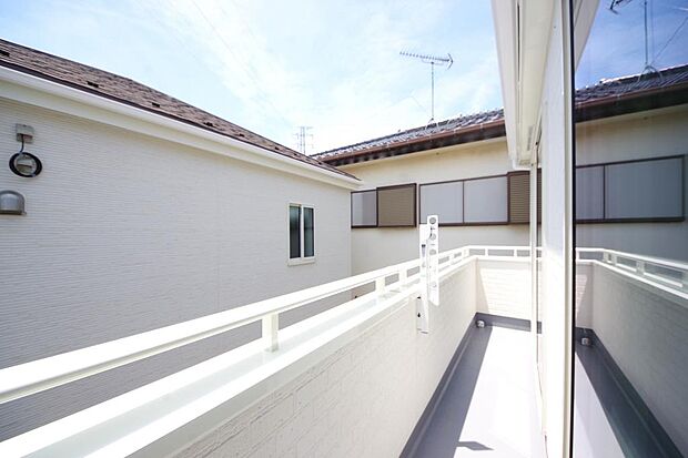 陽光あふれるバルコニーは、たくさんの光を浴びることができるのでお洗濯物やお布団もしっかり干せます。