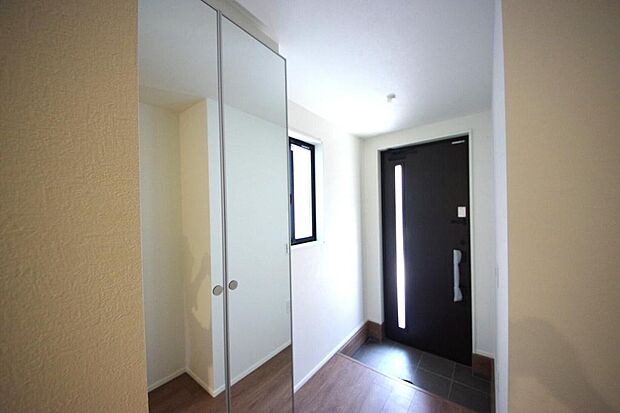 玄関を美しく整理できる収納量豊かなシューズインクロークです。高さの調整できる棚板を採用しております。