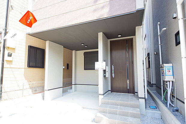 玄関はいわばその邸宅の顔です。だからこそ、迎賓のためにしつらえを細部まで施しました。