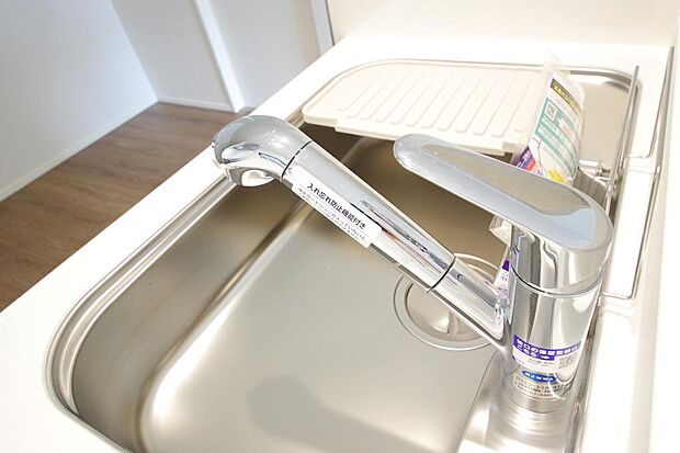 キッチンの水栓はホースが伸びますので、大きな鍋も楽に洗う事が出来ます。浄水器もビルトインです。