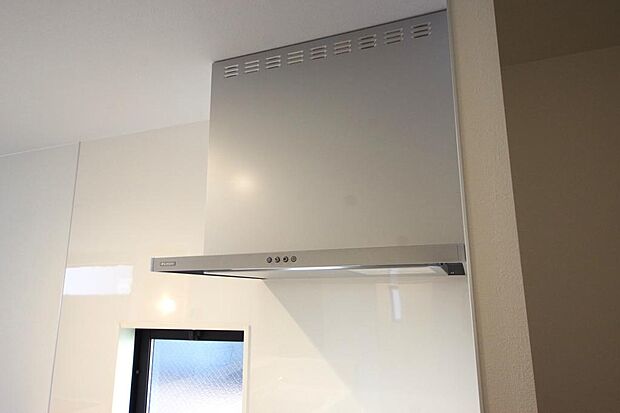 キッチン上部には、ブーツ型の照明付きのレンジフードが標準装備されております。